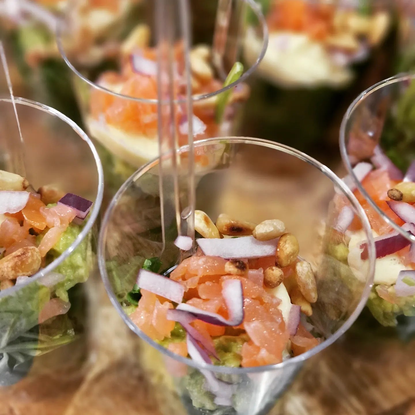 Zalmshot met o.a. avocadomousse, rucola en citroenmayonaise