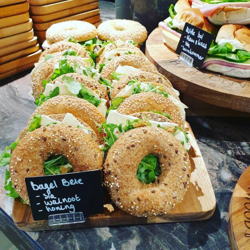 Bagel met brie (walnoot, rucola en honing)