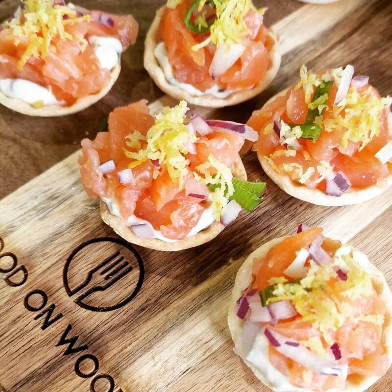 Toastcup met zalm en heks'nkaas