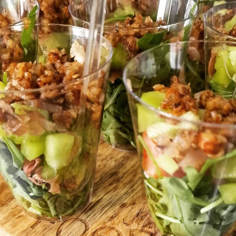 Rucolasalade met galiameloen, hazelnoot, serranoham en gekarameliseerde sjalot