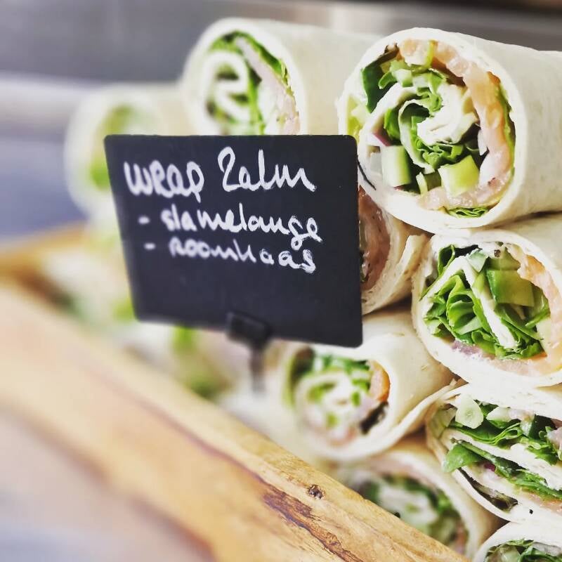 Wrap zalm (roomkaas, rode ui, augurk en ijsbergsla)