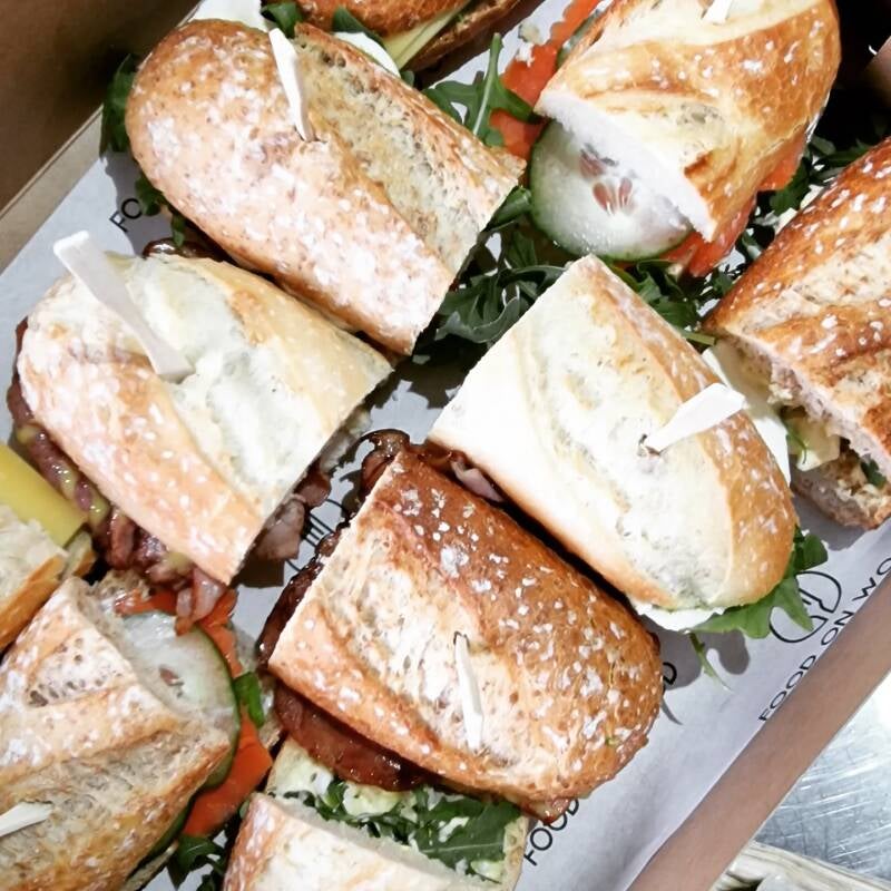 Twijfelaartje. Halve broodjes assorti box á 10 stuks