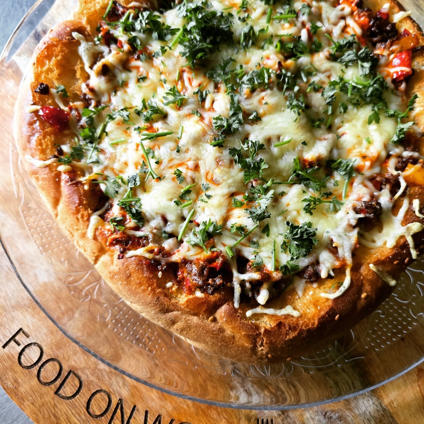 Gevuld Turks brood (gehakt, kaas, paprika, ui en champignon) Prijs is voor heel brood.