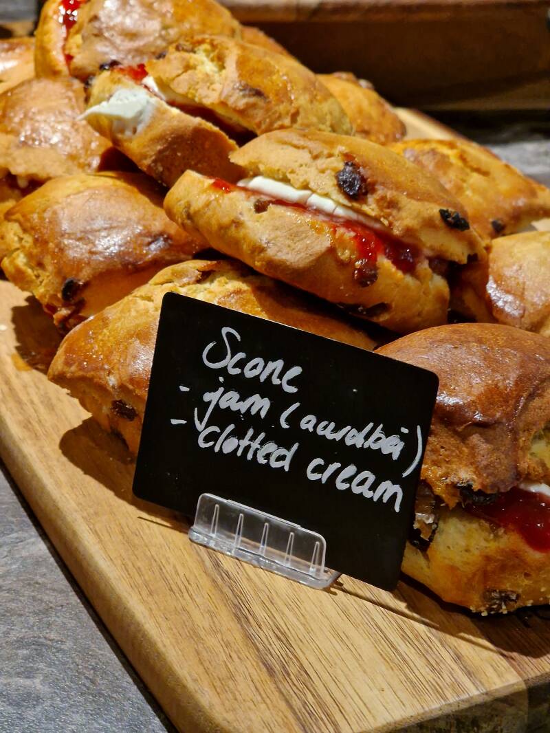 Scones met jam & clotted cream