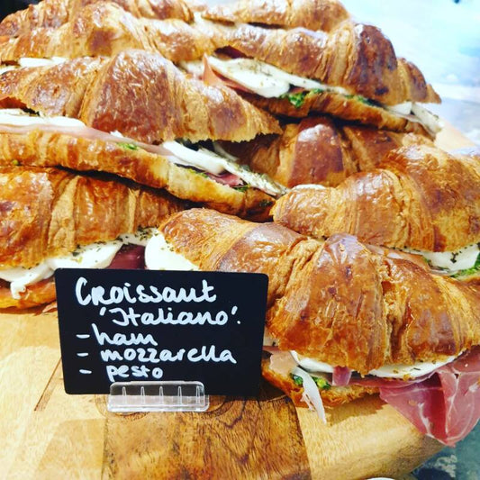 Roomboter croissant Italiano (Parmaham, mozzarella, pesto en Italiaanse kruiden)