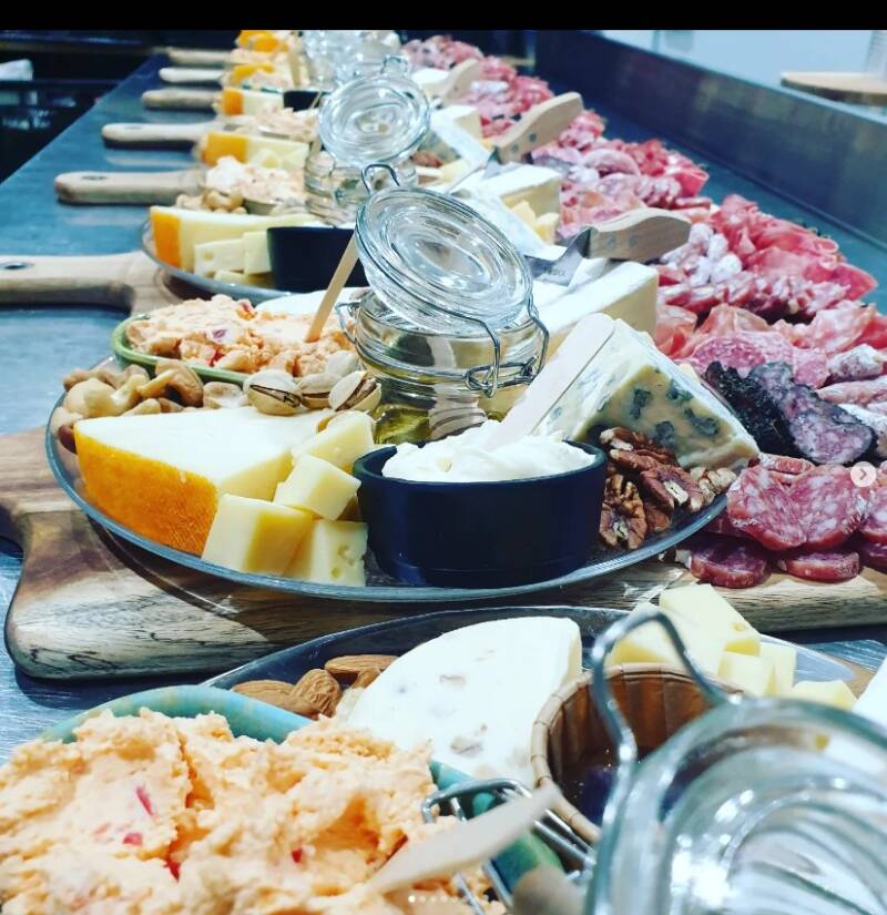 Mix van Say Cheese Kaasplateau & Cervelaatjes en Maatjes