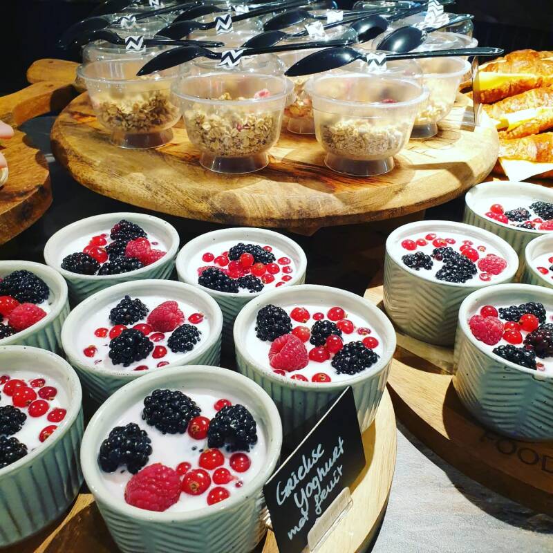 Griekse yoghurt met fruit en granola (granen apart geserveerd)