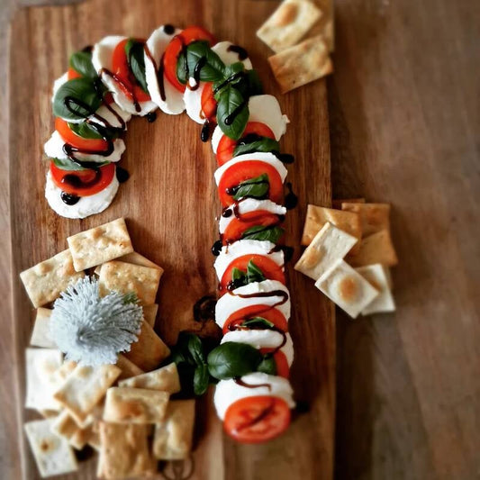 Kerst Capresesalade met toast (candy canes)