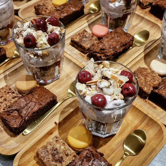 Dessert plateau met kersentrifle, brownie/karmalitas en macaron — Karmalitas (Trifle + macaron)