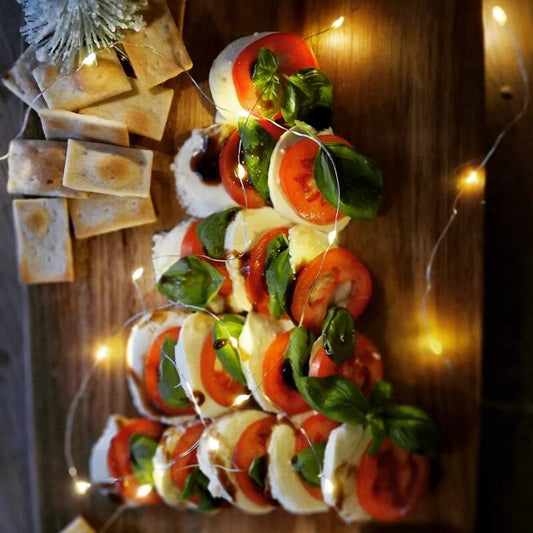 Kerst Capresesalade met toast (kerstboom)
