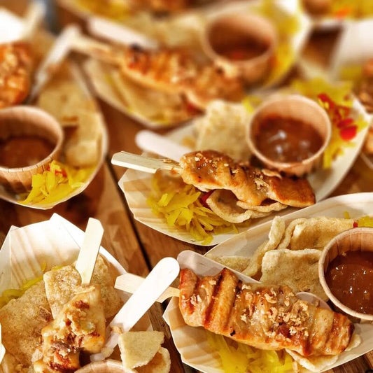 Kipsate (op stick) met satésaus