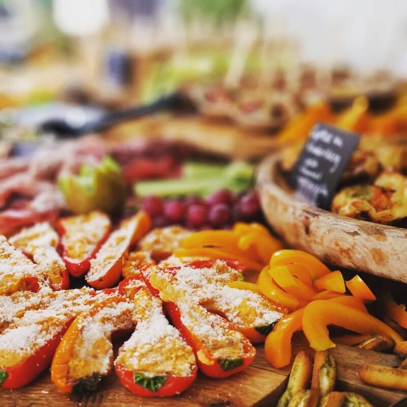 Mini paprika, gevuld met hummus, walnoot en parmezaan