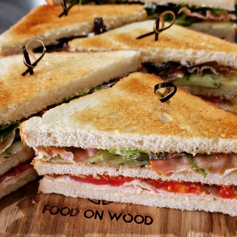 Club Sandwich (Bacon, kipfilet, tomaat en sla)