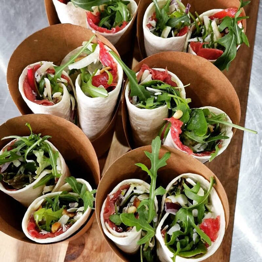 Wrap carpaccio (Parmezaan, rucola, pijnboompitten, truffelmayonaise en ui)