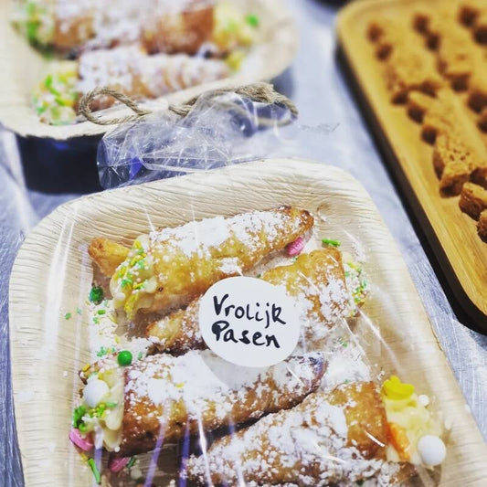 Bladerdeeghoorntjes gevuld met banketbakkersroom (Pasen) te  bestellen vanaf 8 stuks