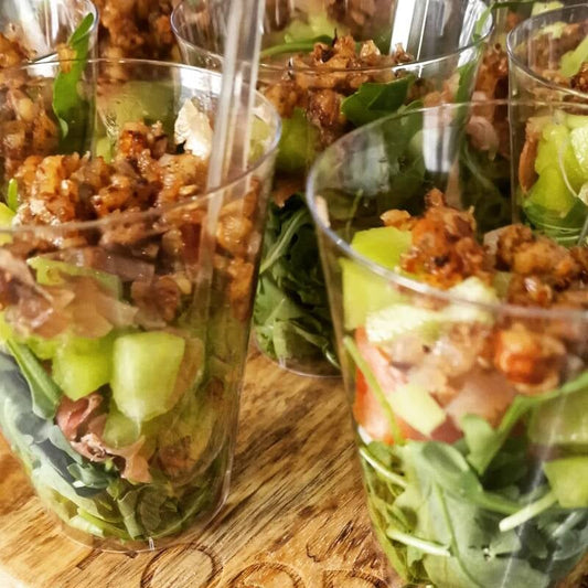 Rucolasalade met galiameloen, hazelnoot, serranoham en gekarameliseerde sjalot