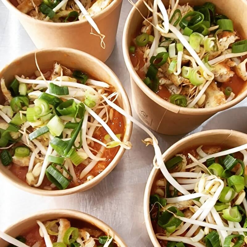 Huisgemaakte Zoete Tomatensoep — Soepketel met losse soepmokken