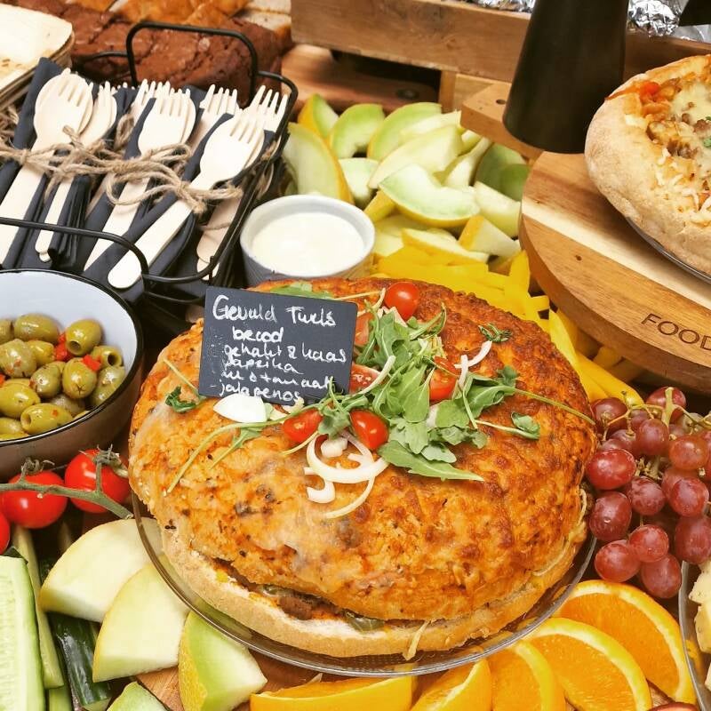 Gevuld Turks brood (gehakt, kaas, paprika, ui en tomaat en jalapenos)