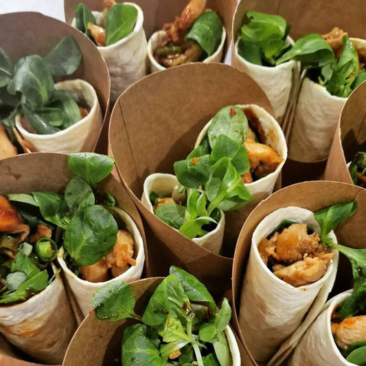 Wrap pittige kip (sriracha en hoisinsaus, bosui en komkommer)