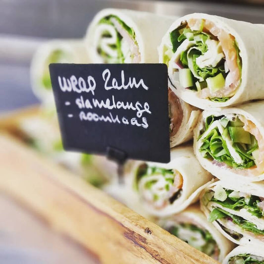 Wrap zalm (roomkaas, rode ui, augurk en ijsbergsla)