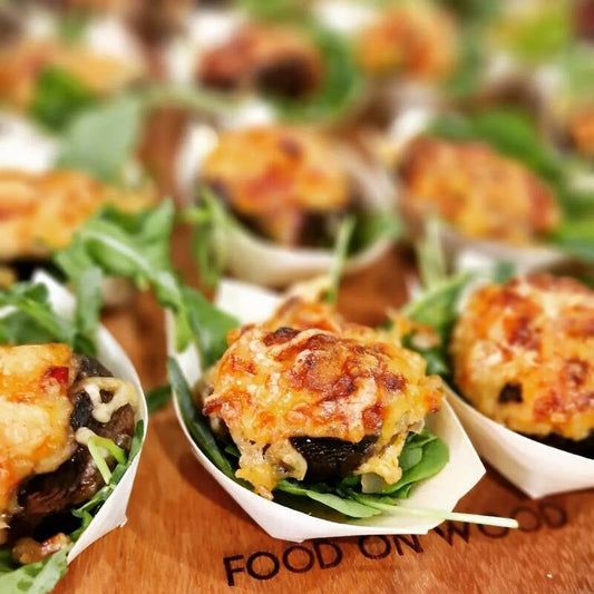 Gevulde kastanjechampignon roomkaas, chorizo en ui en pittig geraspte kaas