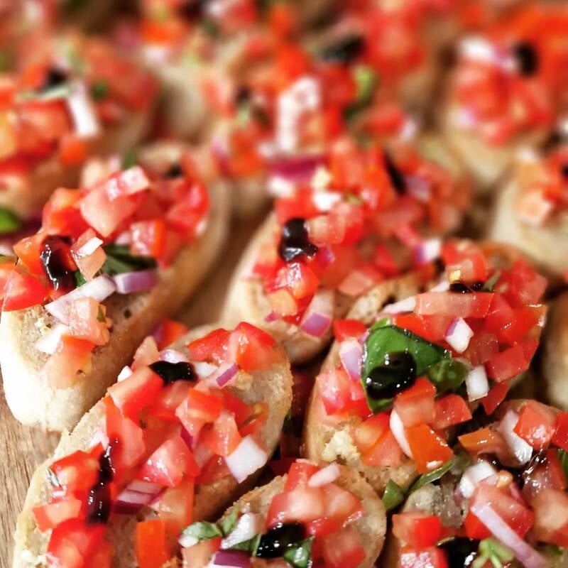 Bruschetta met tomaat en basilicum
