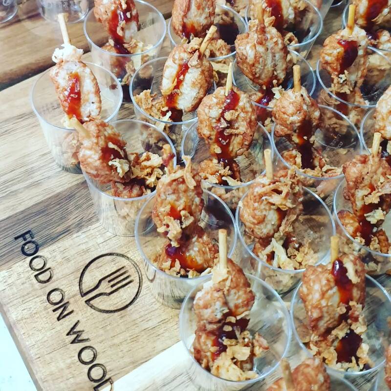 Kipstick met barbecuesaus en gebakken ui