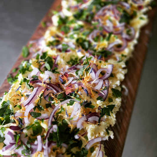 Butter Board – Honing, Rode Ui, Peterselie & Eetbare Bloemen