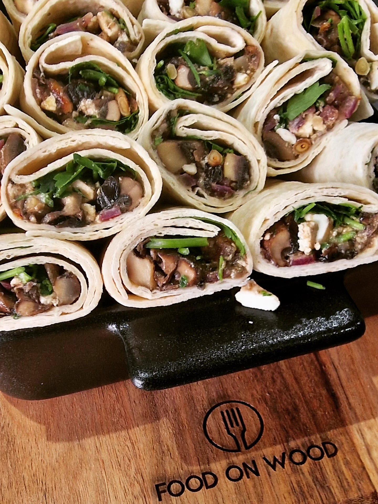Wrap Vega (champignons, feta, pijnboompitten, peterselie, ras el hanout)