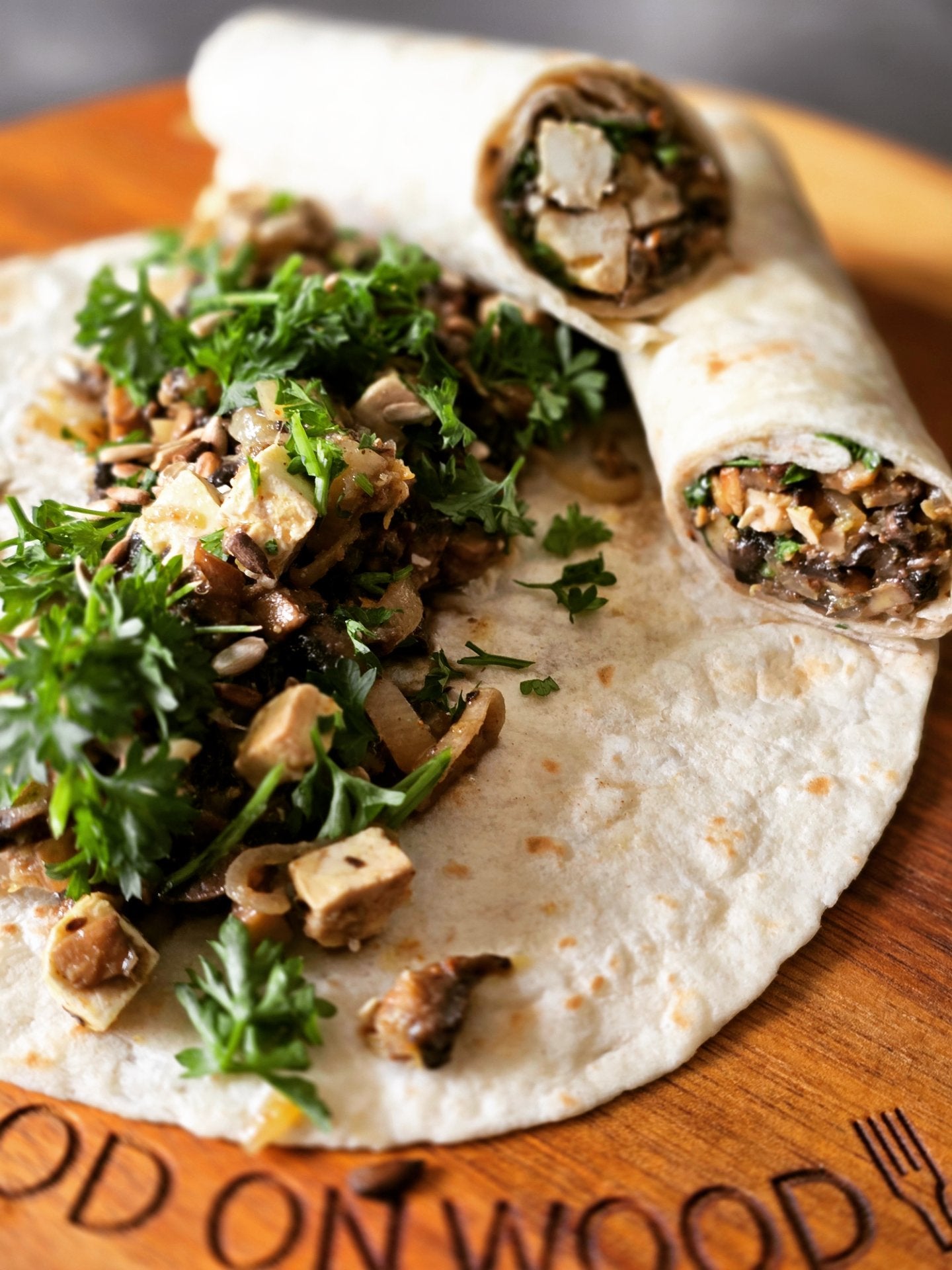 Wrap Vega (champignons, feta, pijnboompitten, peterselie, ras el hanout)