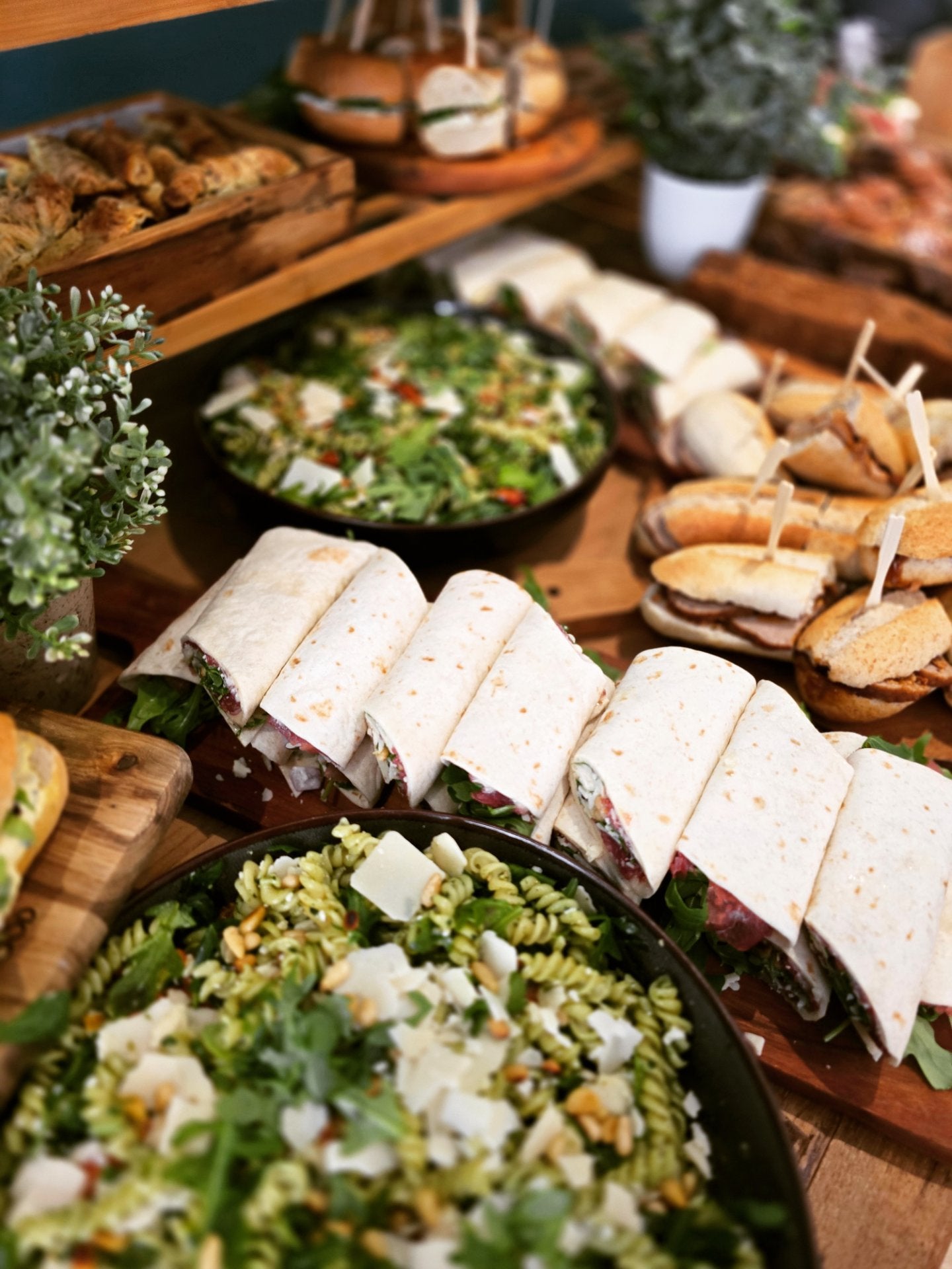 Wrap Vega (champignons, feta, pijnboompitten, peterselie, ras el hanout)