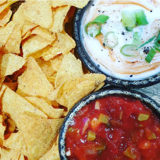 Nacho's met salsa- of sourcream dip — Salsasaus