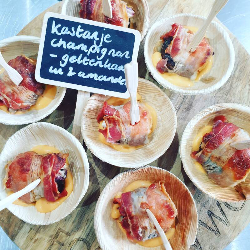 Gevulde kastanjechampignon met o.a. geitenkaas, lente ui en amandel, gewikkeld en gebakken in ontbijtspek